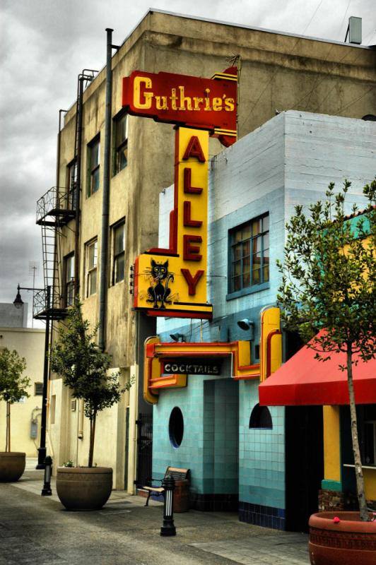 Guthrie’s Alley Cat Visit Bakersfield